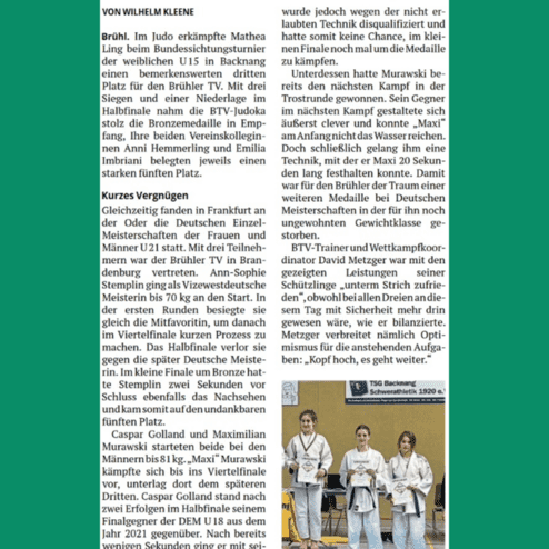 Bild zeigt drei Judokas in Anzügen mit Medaillen, die auf einem Podium stehen, mit dem Text über ihre Leistungen im Hintergrund.