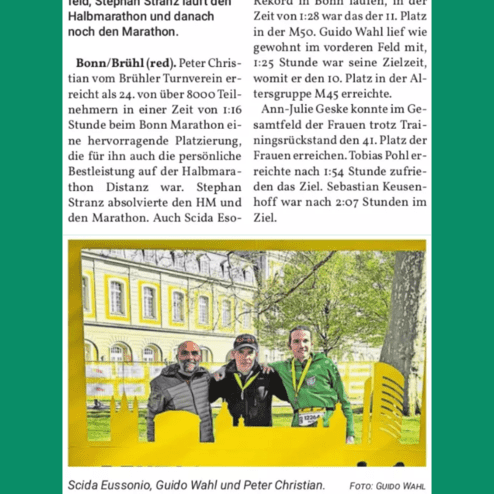 Drei Männer mit Medaillen posieren vor einer historischen Gebäudeanlage bei der Laufveranstaltung in Bonn.