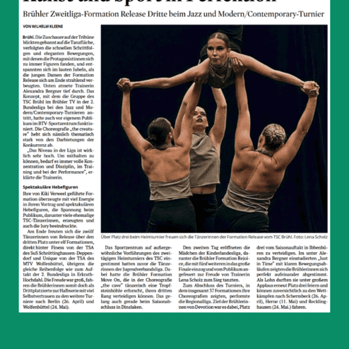 Tänzerinnen der Formation Release vom TSC Brühl führen gemeinsam eine Hebefigur auf einer Bühne während eines Tanzturniers aus.