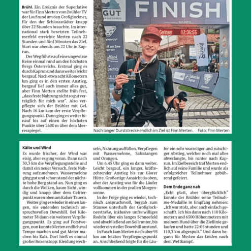 Abgebildet ist Finn Merten, der nach dem Ultra-Trail am Großglockner vor dem Zielbogen steht und die Medaille hält.