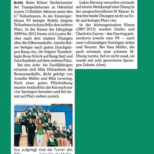 Gruppe von Trampolinturnern in gr&uuml;nen Outfits posiert vor einer Trampolin-Anlage, freudig nach einem Wettkampf.