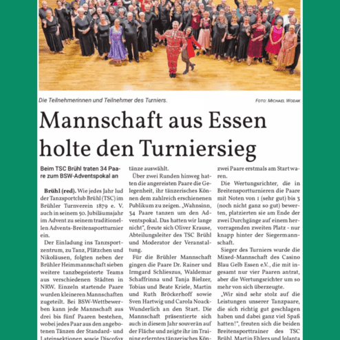 Gruppenfoto der Teilnehmer des BSW-Adventspokals im Tanzsportzentrum Br&uuml;hl, fr&ouml;hlich in festlicher Kleidung.