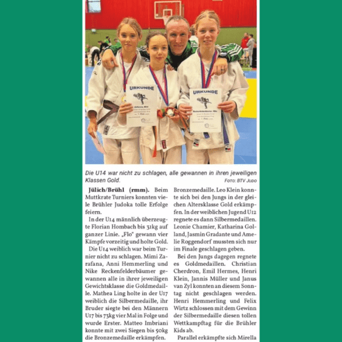 Vier junge Judoka in Judokas robes posieren l&auml;chelnd mit Urkunden und Medaillen auf einem Wettkampfplatz.