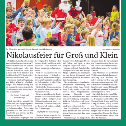 Nikolausfeier mit Kindern und Eltern in festlicher Atmosph&auml;re, Nikolaus begr&uuml;&szlig;t die fr&ouml;hliche Menge in einer Sporthalle.