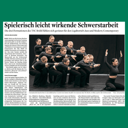 Gruppentanz der JMC-Formation des TSC Brühl auf einer Bühne, Tänzerinnen in schwarzer Kleidung in dynamischen Posen.