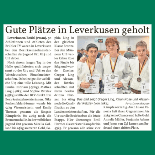 Drei Jugendliche in Judokleidung halten Medaillen und Urkunden, lächelnd nach einem Wettkampf in Leverkusen.