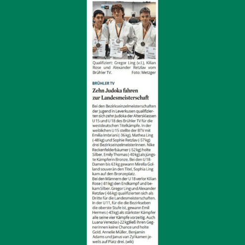 Drei Judoka in weißen Anzügen halten Medaillen und Urkunden vor einem Turner-Hintergrund.