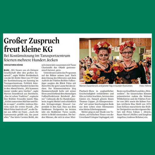 Zwei Frauen in bunten Kostümen mit Gesichtsbemalung und Blumenhaarreifen posieren vor einer Feier mit vielen Gästen.