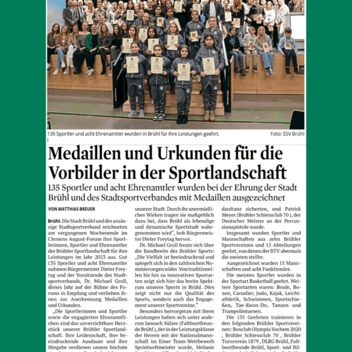 Gruppenfoto von 135 Sportlern und Ehrenamtlichen bei einer Ehrungsveranstaltung in Brühl, mit Urkunden und Medaillen.