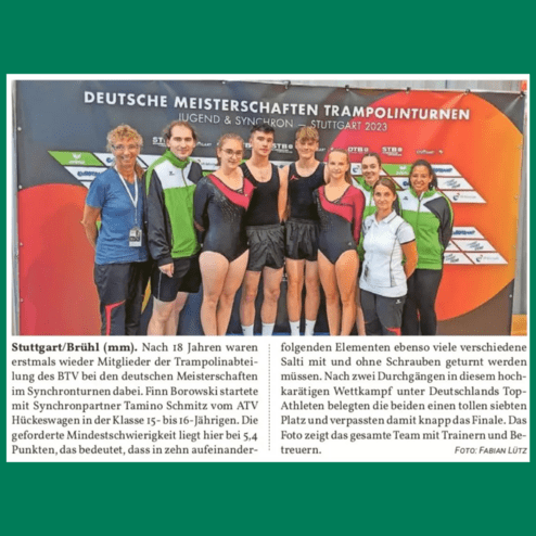 Teamfoto von Trampolinsportlern und Trainern bei den Deutschen Meisterschaften in Stuttgart 2023 vor einem Werbebanner.
