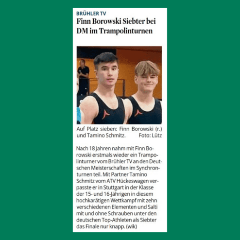 Zwei junge Trampolinturner, Finn Borowski und Tamino Schmitz, posieren nach dem Wettkampf in Stuttgart.