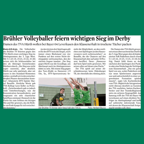 Bild zeigt einen Volleyball-Spieler des Brühler TV, der im Wettkampf mit dem TVA Hürth einen Ball blockt.
