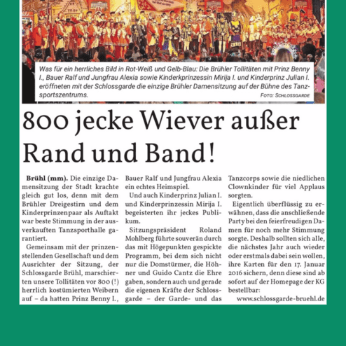 Ein bunt gekleidetes Ensemble steht auf einer Bühne, umgeben von festlicher Dekoration, während eine Veranstaltung gefeiert wird.