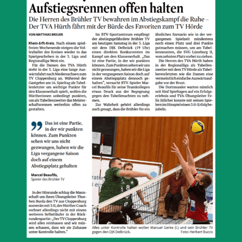 Spieler des Brühler TV blocken den Angriff eines Gegners während eines Volleyballspiels in der Sporthalle.