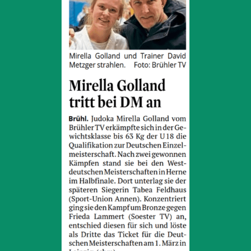 Mirella Golland und Trainer David Metzger lächeln gemeinsam in einer Sporthalle.