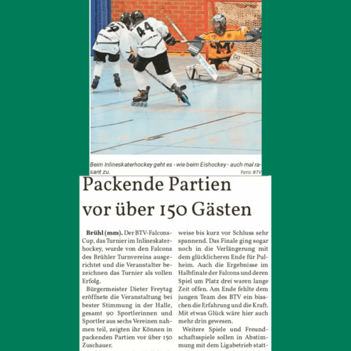 Zwei Inlinehockeyspieler in weißen Trikots beim Spiel, ein Torwart in orangefarbener Ausrüstung im Tor.