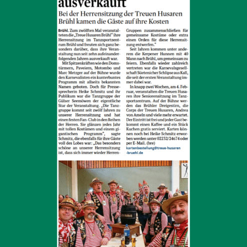 Gruppe von Männern in gestreiften Hemden und Hüten feiert bei einer Karnevalsveranstaltung in einem Saal.