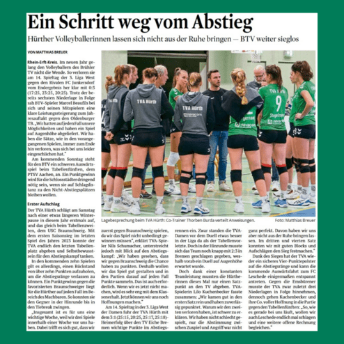 Bildbeschreibung einer Volleyballbesprechung mit Spielern von TVA Hürth und Co-Trainer Thorben Burda.