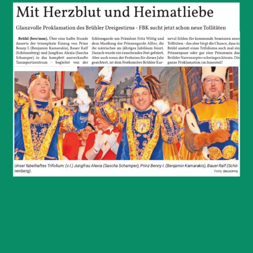 Drei Personen in bunten Kostümen feiern ein Fest, umgeben von jubelnden Zuschauern im Hintergrund.