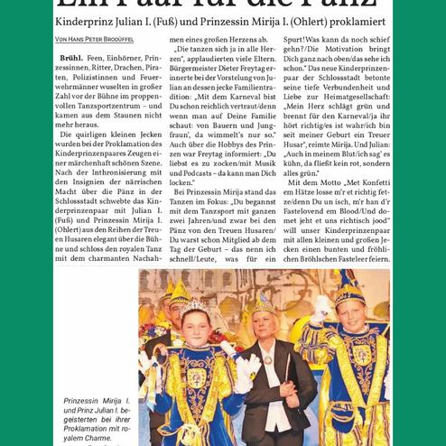 Proklamation von Prinzessin Mirija I. und Prinz Julian I. in festlicher Kleidung auf einer Bühnenansprache.