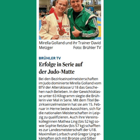 Mirella Golland und Trainer David Metzger posieren lächelnd nach einem Judo-Wettkampf mit Medaille in der Hand.