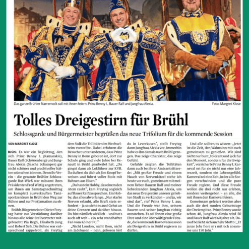 Drei Karnevalsprinzengen in bunten Kostümen posieren lächelnd auf einer Bühne beim Brühler Karnevalsevent.