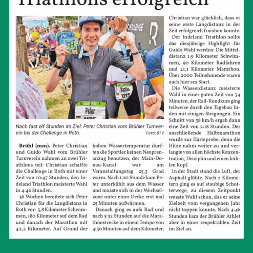 Bild von Peter Christian, einem Triathleten, der nach dem Wettkampf in Roth strahlt, umgeben von anderen Teilnehmern.