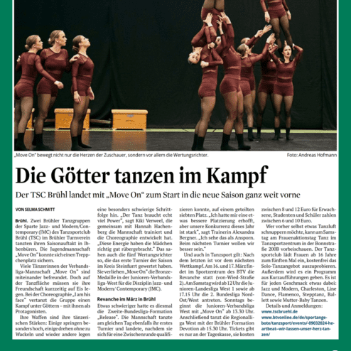 Tanzgruppe in bordeauxfarbenen Kostümen führt akrobatische Choreografie auf einer Bühne mit dunklem Hintergrund auf.