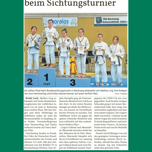 Gruppenfoto von Judoka beim Sichtungsturnier in Backnang, Medaillengewinner und Urkundenhalter in Judo-Kleidung.