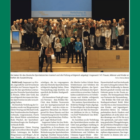 Gruppenfoto bei der Verleihung des Deutschen Sportabzeichens 2023 mit 141 Teilnehmern auf der Bühne in Brühl.