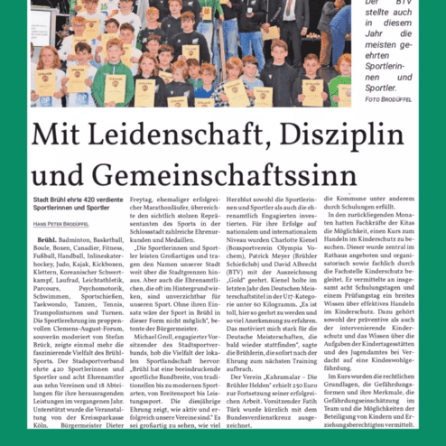 Gruppenfoto von Sportlerinnen und Sportlern bei einer Ehrungsveranstaltung in Brühl, jeder mit Urkunde in der Hand.