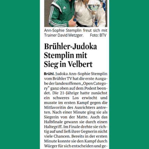 Trainer David Metzger posiert mit Judoka Ann-Sophie Stemplin, die einen Pokal in der Hand hält. Hintergrund mit Urkunden.