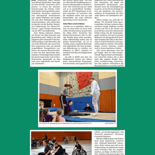 Gruppentraining im Sportcamp: Kinder und Jugendliche üben auf Matten und Rollstühlen in einer Turnhalle.