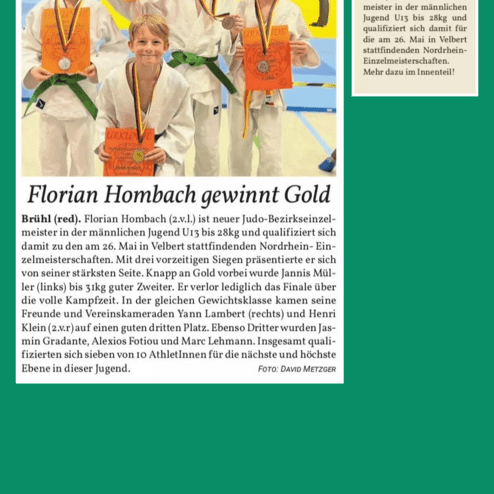 Vier Judokas in weißen Anzügen halten Urkunden und Medaillen in einem Sportraum mit blauen Matten.