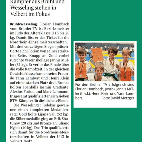 Foto von erfolgreichen Judokas des Brühler TV mit Medaillen und Urkunden, lächelnd auf einer Wettkampfbahn.