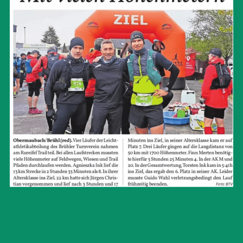 Gruppensicht von vier Läufern mit Laufbekleidung vor einem Ziel-Banner bei einem Trail-Wettbewerb.
