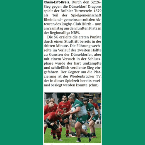 Spielszene eines Rugby-Matches mit Spielern in roten und grünen Trikots, einer hält den Ball unter dem Arm.