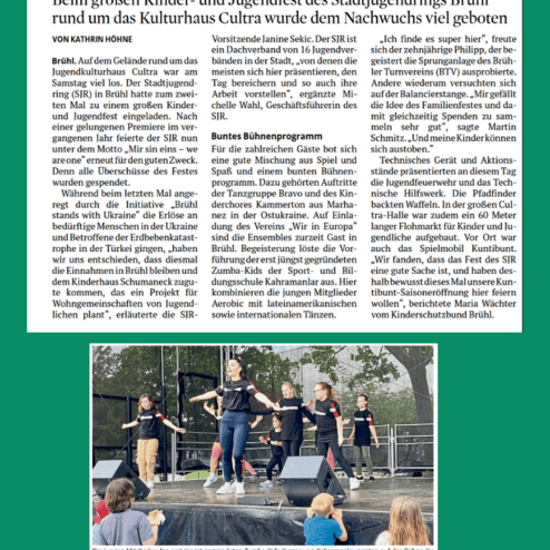 Tanzende Kinder und Jugendliche auf einer Bühne zeigen eine Zumba-Performance beim Kinder- und Jugendfest in Brühl.