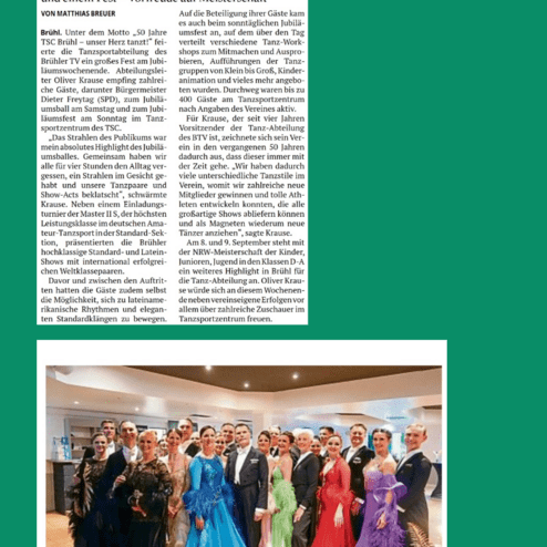 Gruppenfoto von Tänzern der höchsten Leistungsklasse im Amateur-Tanzsport, elegant gekleidet in bunten Kleidern.