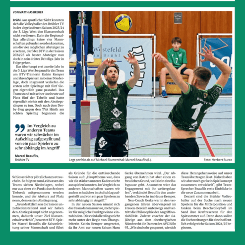 Zwei Volleyballspieler des Brühler TV stehen auf dem Spielfeld, während ein Ball hoch geworfen wird. Zuschauer im Hintergrund.
