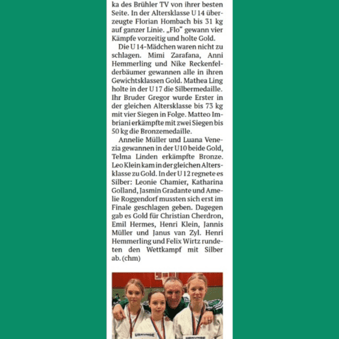 Gruppe von Judoka mit Medaillen, Trainer David Metzger, vor einer Sporthalle in Brühler Judokleidung.