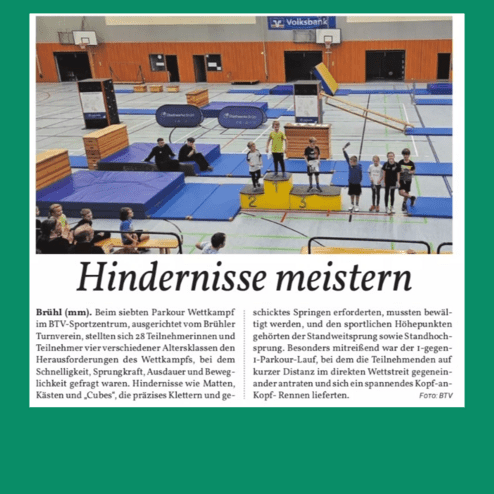 Gruppenbild von Teilnehmern eines Parkour-Wettkampfs in einer Sporthalle, auf Podesten und Hindernissen.