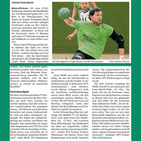 Zeitungsartikel über ein Handballspiel zwischen den Pulheim Hornets und dem 1. FC Köln, mit Spielern in Aktion und Analyse.
