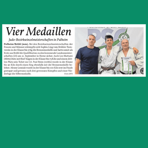 Drei Judoka in Trainingsanzügen posieren mit Urkunden vor einem weißen Hintergrund, stolz nach den Bezirksmeisterschaften.