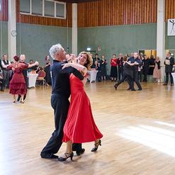 Tanzpaar in eleganter Kleidung tanzt in einem festlichen Saal vor Publikum beim TSC Br&uuml;hl.