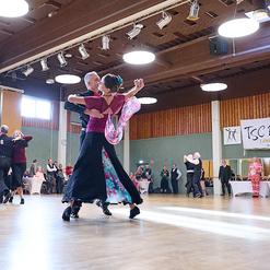 Tanzende Paare auf einer Festveranstaltung in einem gepflegten Saal des TSC Br&uuml;hl, umgeben von Zuschauern.