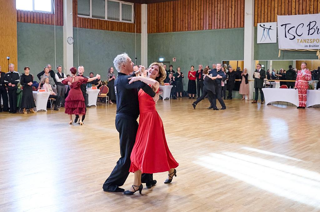 Tanzpaar in eleganter Kleidung tanzt in einem festlichen Saal vor Publikum beim TSC Br&uuml;hl.
