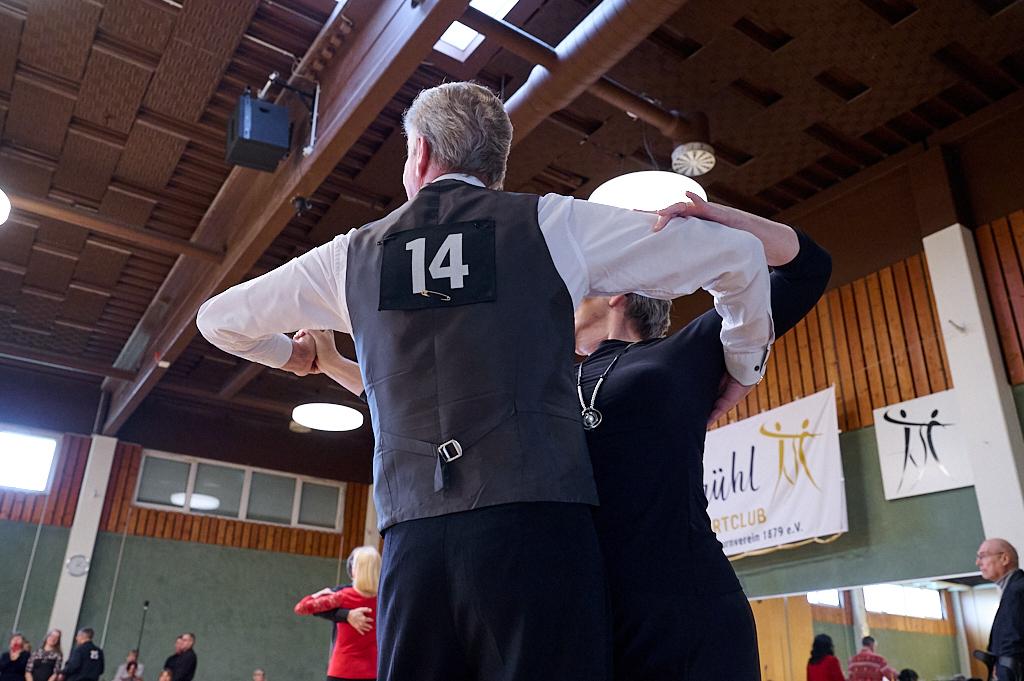 Tanzpaar in eleganter Haltung, der Mann mit Nummer 14 auf dem R&uuml;cken, in einer Turnieratmosph&auml;re.