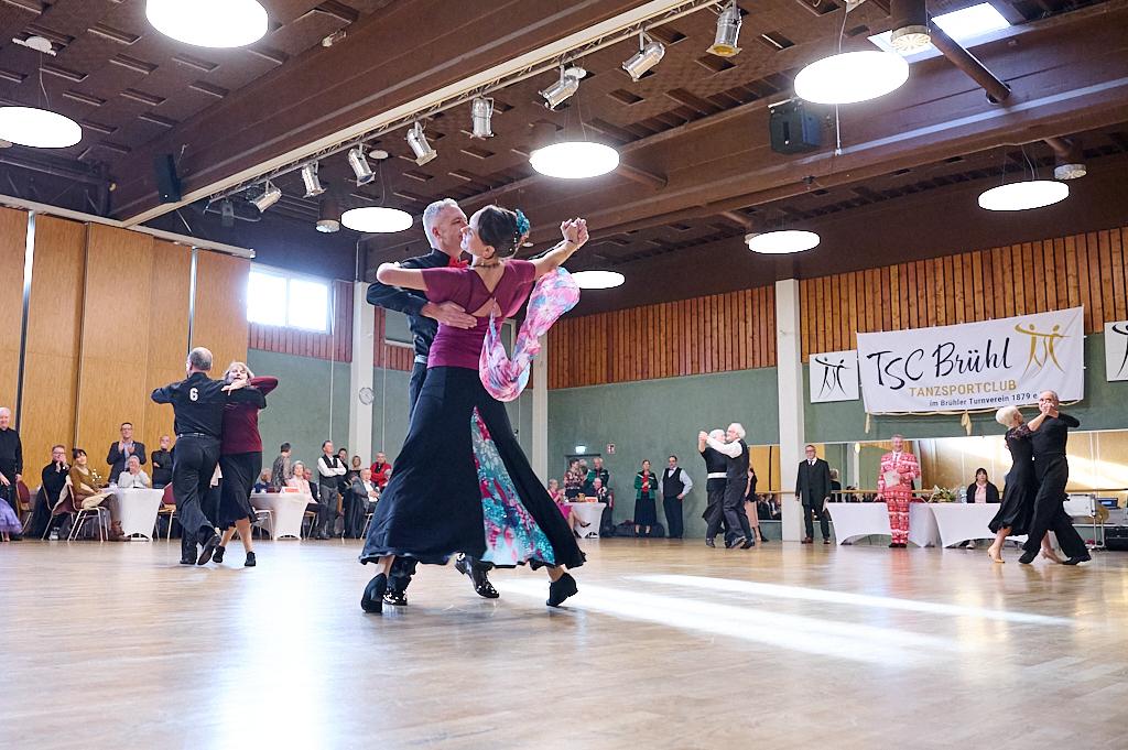 Tanzende Paare auf einer Festveranstaltung in einem gepflegten Saal des TSC Br&uuml;hl, umgeben von Zuschauern.