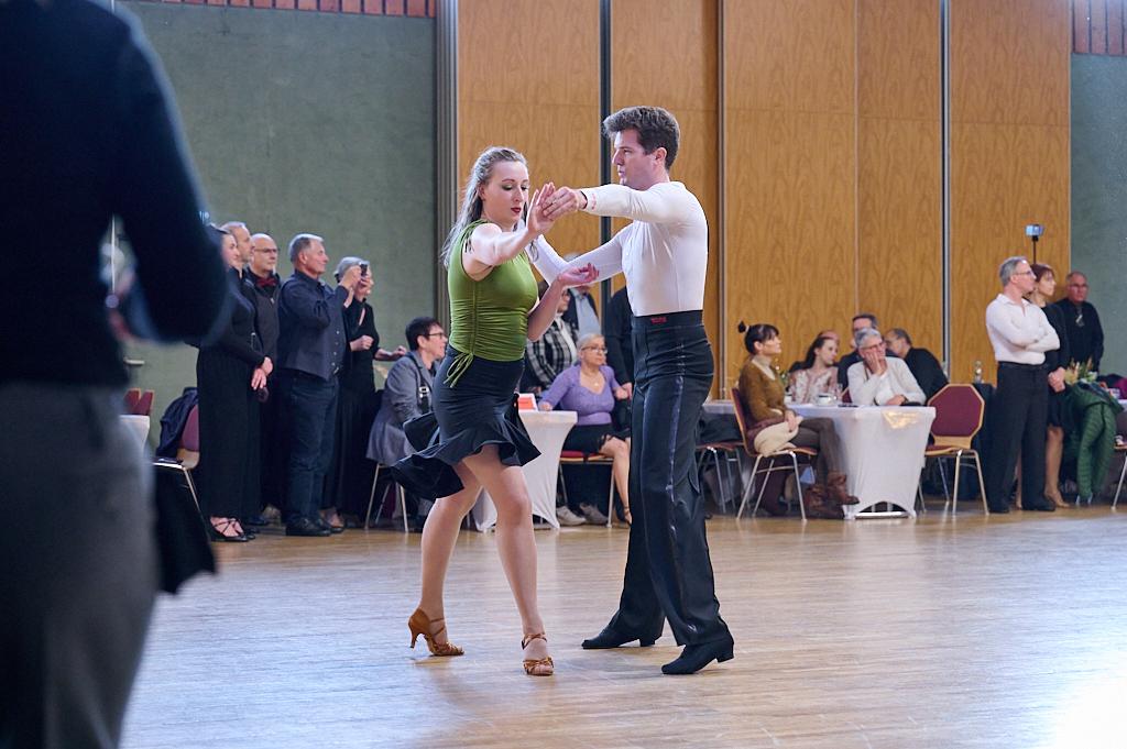 Tanzpaar in eleganter Kleidung f&uuml;hrt einen leidenschaftlichen Tanz auf einer Veranstaltung in einem festlichen Saal aus.
